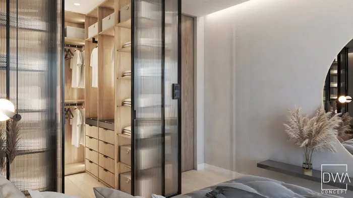 Detal garderoby z drewnianymi półkami i szufladami za szklanymi drzwiami - apartament w Krakowie