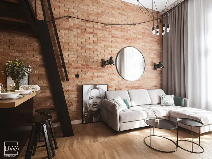 Barek pod antresolą z czarnymi stołkami i drabinką na piętro - apartament w Krakowie 22m2
