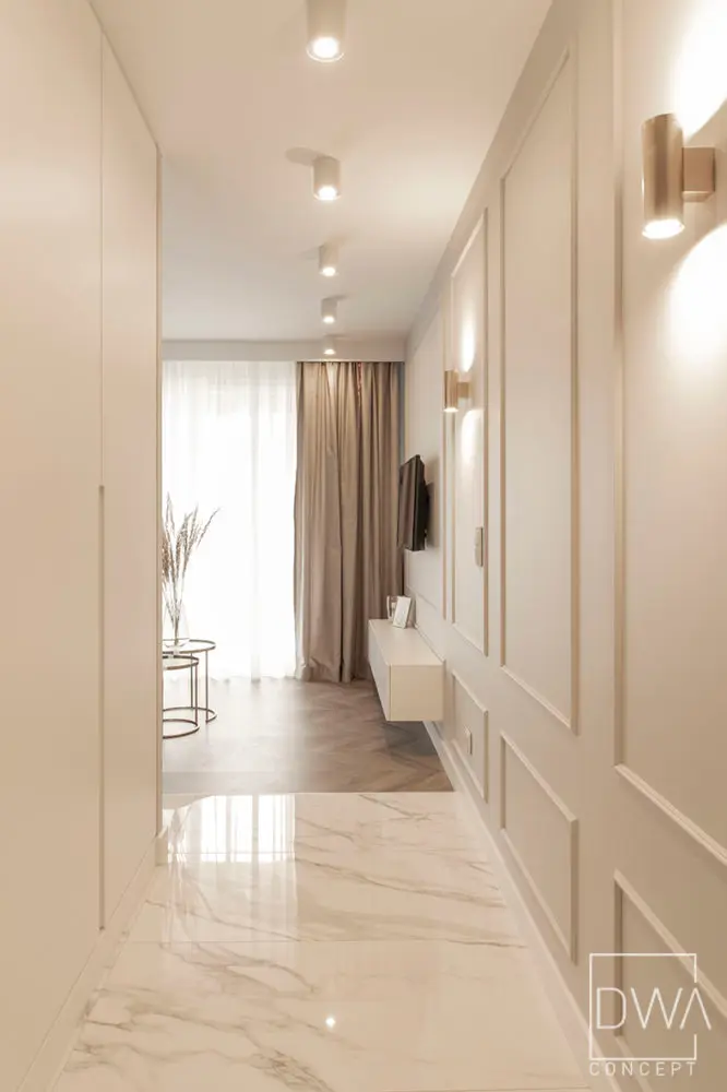 Hol z szafami, telewizorem i zasłoną w stonowanych barwach - apartament 46m2 w Krakowie