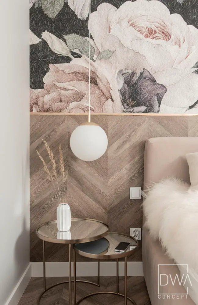 Sypialnia z kwiatową tapetą, boazerią w jodełkę i lampą kulistą - apartament 46m2 w Krakowie