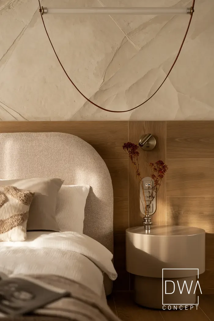 Wieczorne oświetlenie sypialni z nocną szafką - apartament w Krakowie