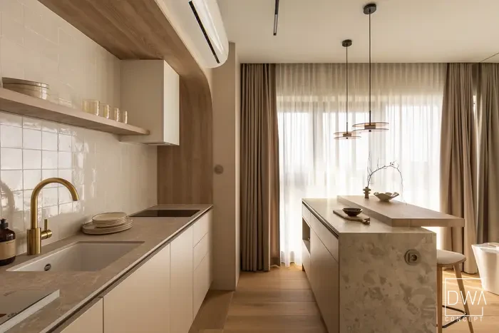 Aneks kuchenny z jadalnią i zasłonami w tle - apartament w Krakowie