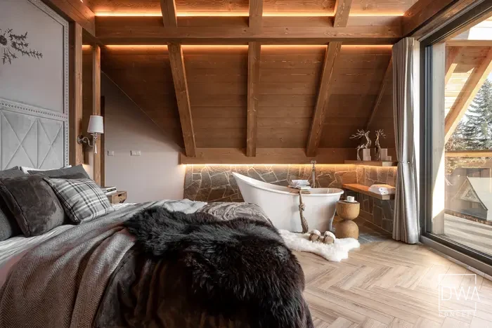 Wolnostojąca wanna pod oknem z widokiem na Tatry - pensjonat w Kościelisku