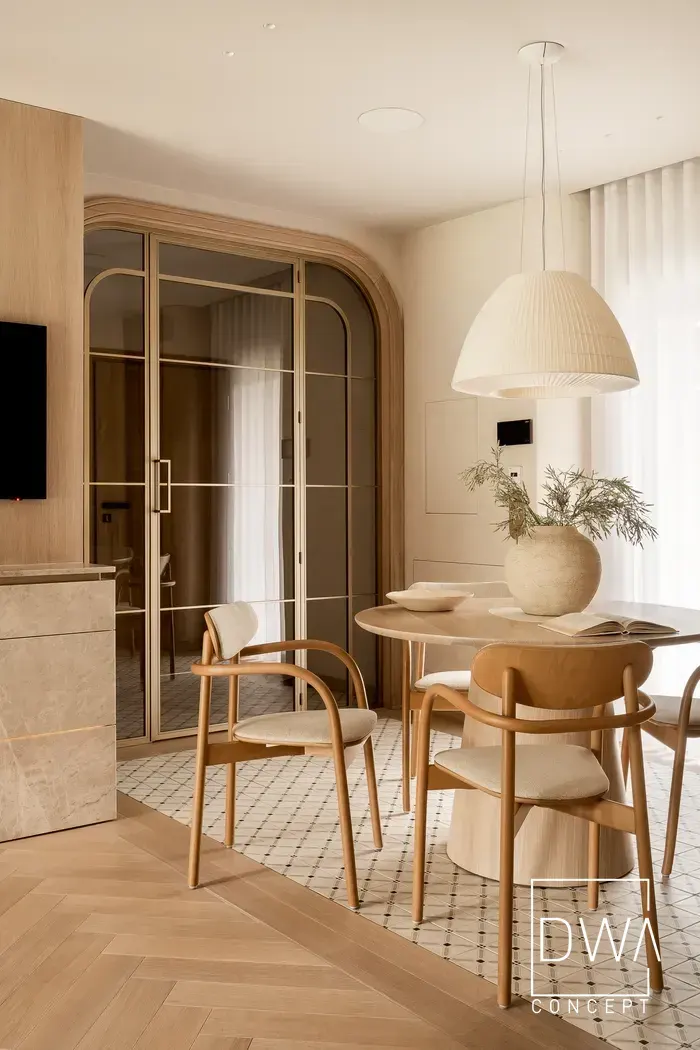 Jadalnia z lampą wiszącą z plecionki, telewizorem i łukowymi drzwiami w głębi - apartament w Zakopanem