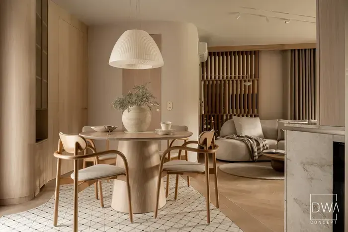 Jadalnia z otwartą przeszkloną witryną na zastawę stołową - apartament w Zakopanem