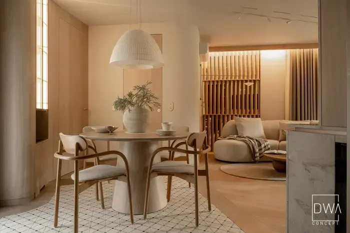Otwarta strefa dzienna łącząca jadalnię, salon i kuchnię z wyspą - apartament w Zakopanem