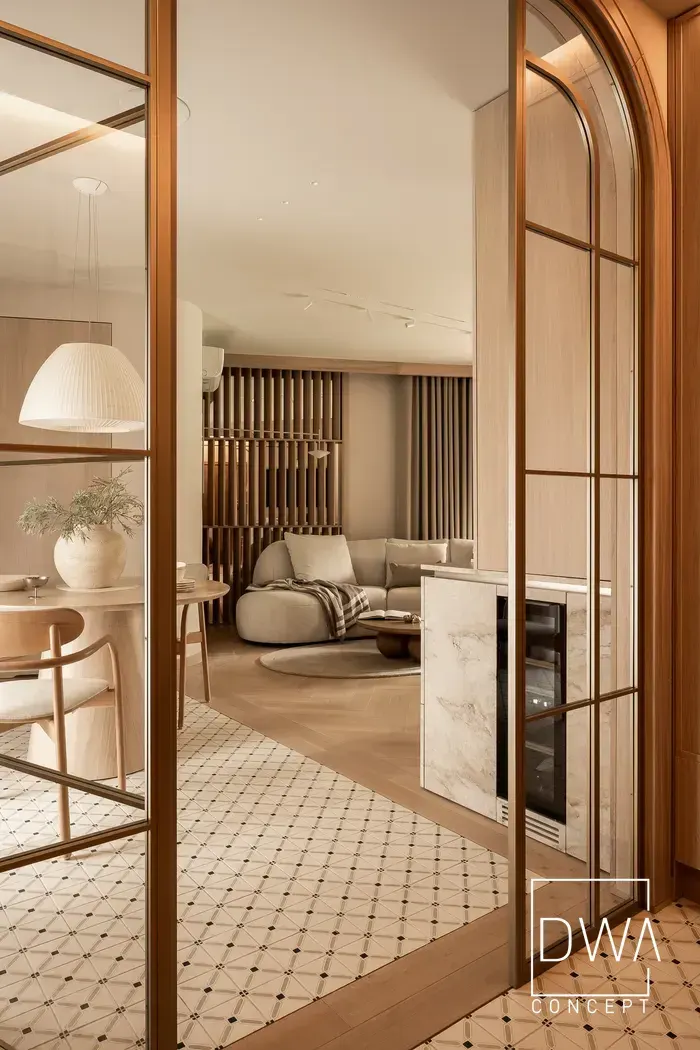Salon z zaokrągloną sofą, drewnianą ażurową przesłoną i kominkiem w spieku - apartament w Zakopanem
