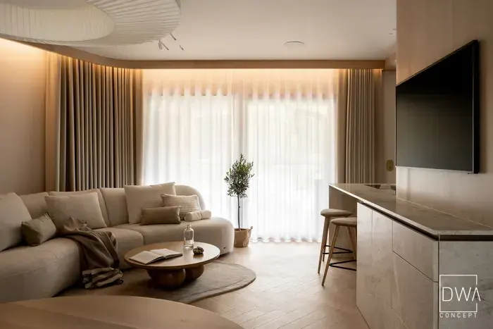 Salon z sofą, zasłonami i widokiem na kuchnię z telewizorem - apartament w Zakopanem
