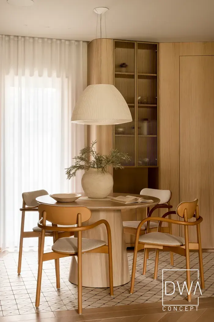 Kącik wypoczynkowy z fotelem i lustrem odbijającym ścianę z naturalnego kamienia - apartament w Zakopanem