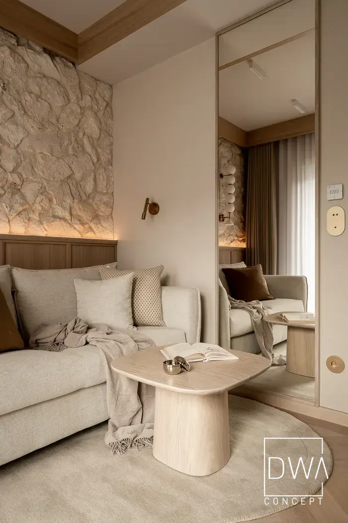 Komoda z blatem w spieku i telewizor na tapicerowanej ścianie - apartament w Zakopanem