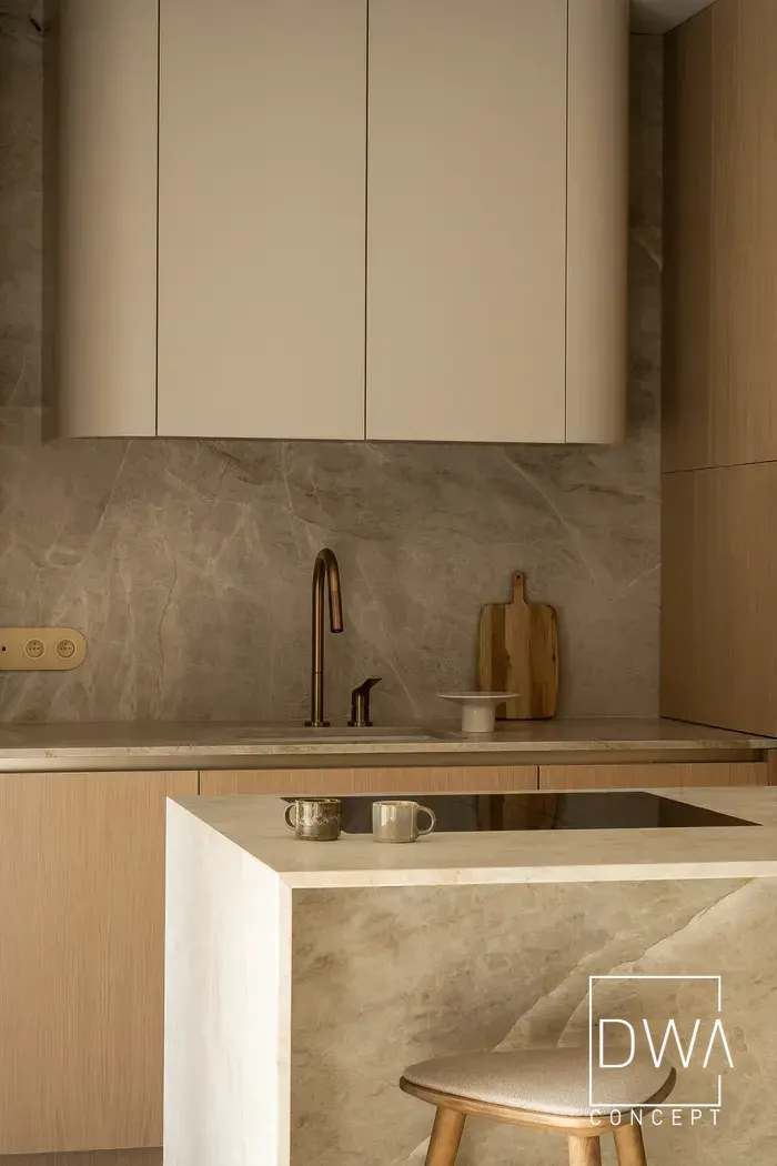 Zlew kuchenny ze złotą baterią i deską do krojenia z drewna dębowego - apartament w Zakopanem