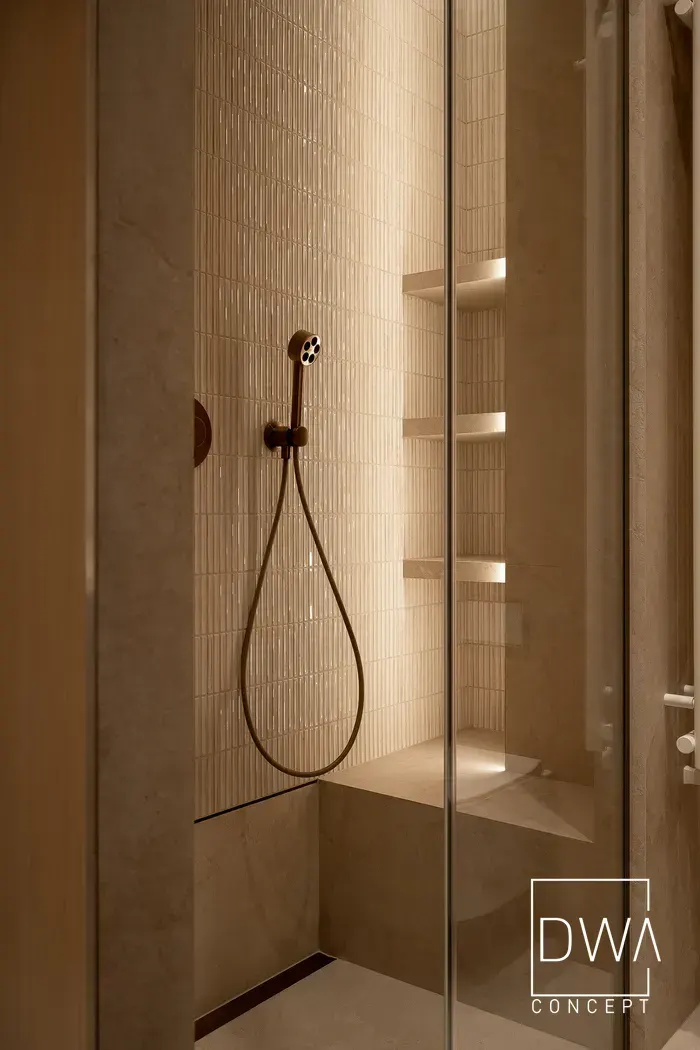 Sypialnia w alpejskim stylu ze ścianą z naturalnego kamienia i dwoma kinkietami - apartament w Zakopanem